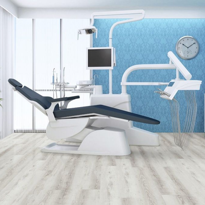 Виниловый пол Wineo 400 Wood Moonlight Pine Pale DB00104 в интерьере стоматологического кабинета