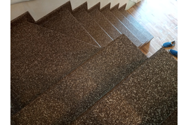 С поворотом 90 градусов с забежными ступенями