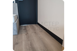 Профессиональное решение: установка черного алюминиевого плинтуса ПЛ 100 с муаровым эффектом для безупречного результата.