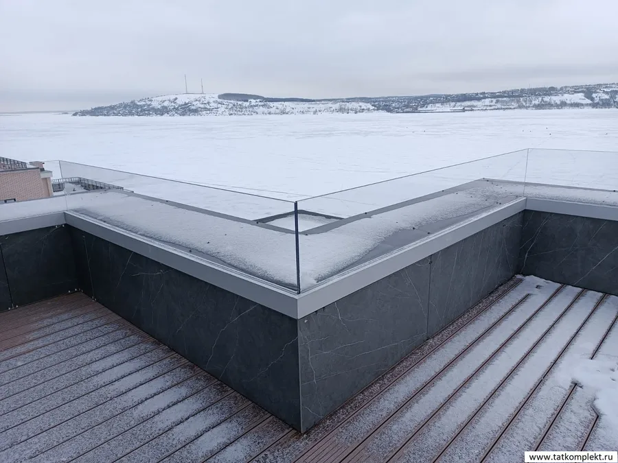 Стеклянные ограждения балкона установлены на парапете. Крепление стеклянного ограждения алюминиевый зажимной профиль 102х60. Высота стекла 700мм, Стекло закаленное, триплекс 12мм(6+6)