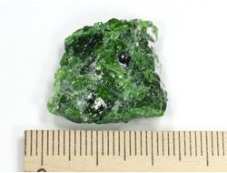 Хромдиопсид, необработанный "дикий" образец, Россия, Якутия (23*21*6 мм, 4,1 г) №28339