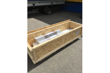 Пример жесткой упаковки, которую мы используем для перевозки стеновых панелей и штапика из массива дерева длиной 2,2 метра - изготовленный деревянный ящик, выставленный на паллеты.