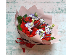 Клубничный букет с гранатом