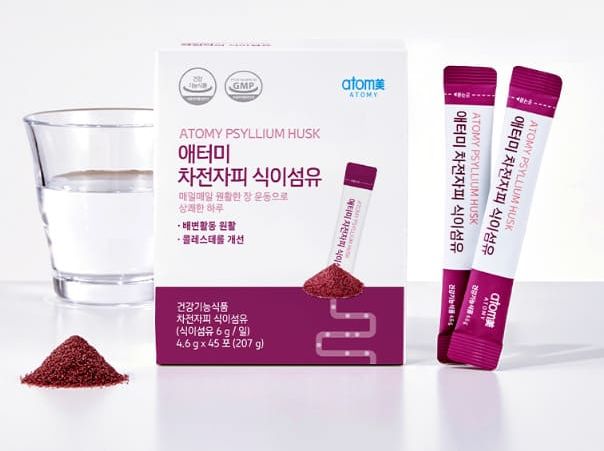 Порционное саше псиллиума Атоми рядом с водой