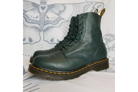 Модные крутые ботинки DR. Martens унисекс из натуральной кожи в трендовом зеленом цвете. Представлены в размерах от 36 до 45. 