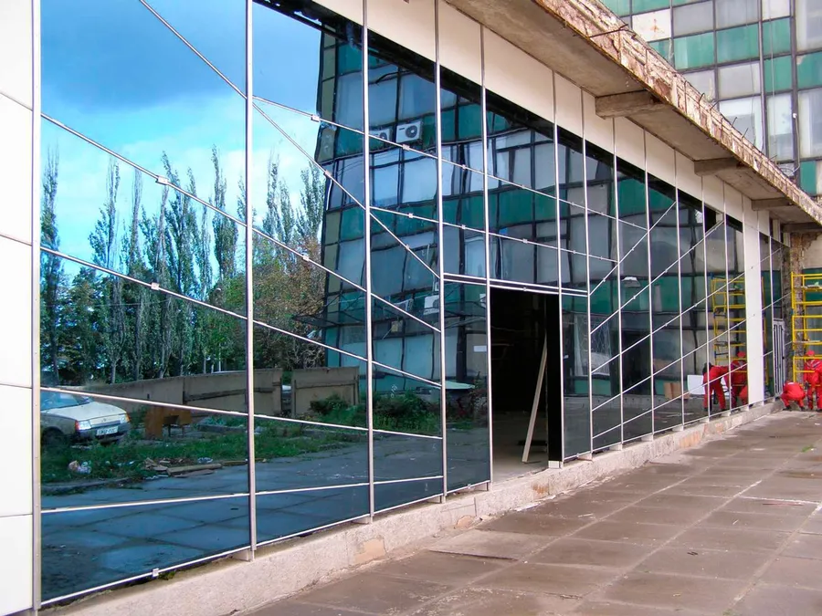 Фасад из алюминия с уклоном импостов. Москва