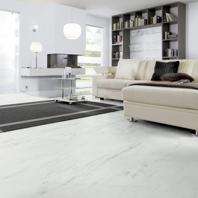 Виниловый пол Wineo 800 Stone White Marble DLC00090 в интерьере гостиной