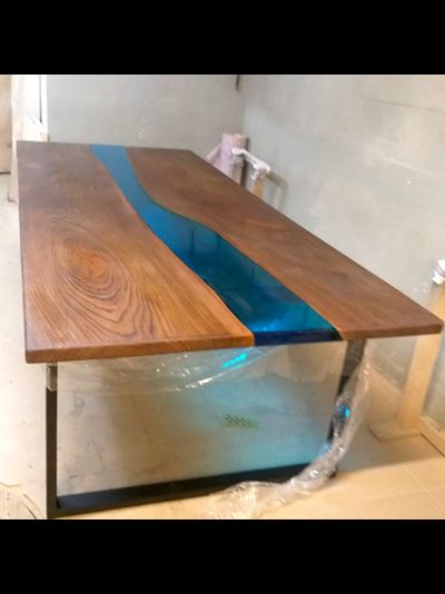 стол из слэбов карагача в темной тонировке с синей рекой