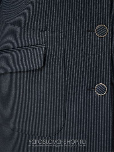 Деловой женский костюм: брюки и жакет на пуговицах в мелкую полоску