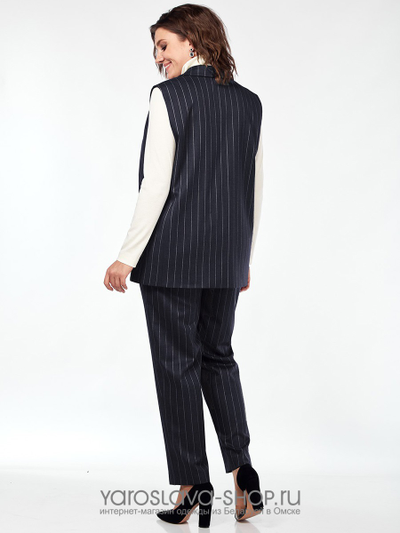 Костюм женский 2-х предметный, состоящий из жилета и брюк, из костюмного материала.