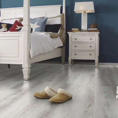 Виниловый пол Wineo 400 Wood Moonlight Pine Pale MLD00104 в интерьере комнаты