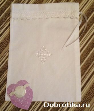 Мешочек для бережного хранения рубашки или платья, набора с пеленкой. Отделанный белоснежной вышивкой и кружевом. Размер 20х30см