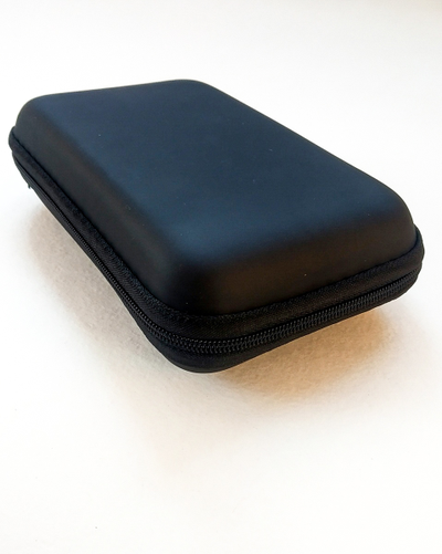 компактный цифровой мультиметр в твердом чехле