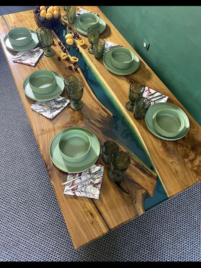 стол-река с эпоксидной смолой цвета морской волны