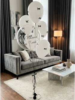 Шары с бантиками в фонтане