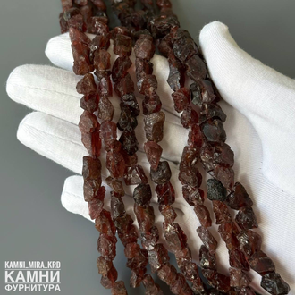 Гранат альмандин дикие малые кусочки 9-11,1х4-7 мм, цена за нить 19 см