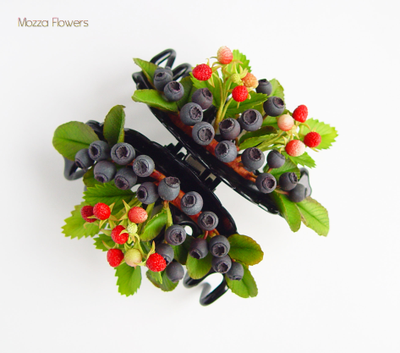 Заколка - краб с черникой и земляникой.