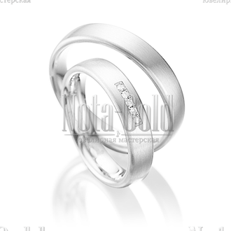 Классические обручальные кольца из белого золота с полоской бриллиантов в женском кольце