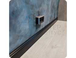 Плинтус ХДФ Dollken Cubu Hamburg Style 80мм Х 2,5 м 1144 Черный в интерьере 5