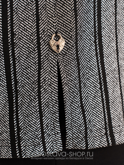 Женский трикотажный костюм с джемпером в полоску и юбкой черного цвета