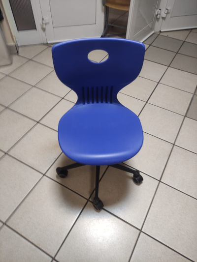 Стул ученический регулируемый на роликах, пластик