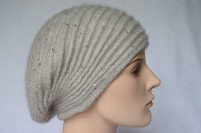 vyazaniy-beret-s-assimetrichnymi-polosami-vizio-italiya-6942