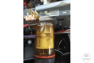 Уплотнительное кольцо в хорошем состоянии, а отверстие подачи кофе нуждается в чистке от кофейных масел