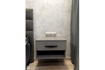 028 Тумба подвесная прикроватная. Фасад и корпус ЛДСП Egger U960 ST9 Оникс Серый. Ручка 3661.180.7W Eureka (Италия)