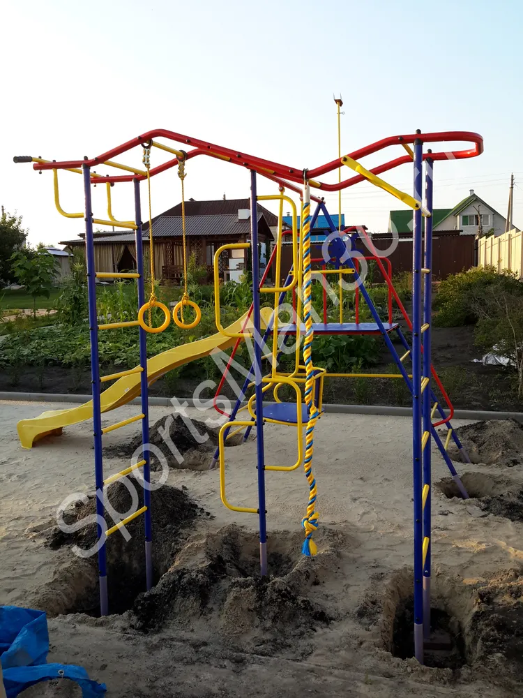 УЛИЧНЫЙ ДЕТСКИЙ СПОРТИВНЫЙ КОМПЛЕКС ПИОНЕР-ЮНГА С ГОРКОЙ ВИД СО СТОРОНЫ РУКОХОДА
