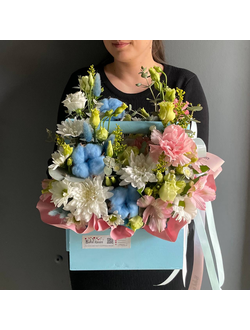 РАЗНОУРОВНЕВАЯ КОМПОЗИЦИЯ В ДЕРЕВЯННОМ ЯЩИКЕ В ГОЛУБОМ ОТТЕНКЕ ИЗ КУСТОВЫХ РОЗ, АЛСТРОМЕРИЙ И ГВОЗДИК С ДОБАВЛЕНИЕМ ХЛОПКА - (АРТ. К51)