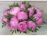 Шляпная коробка из 15 пионов розовые