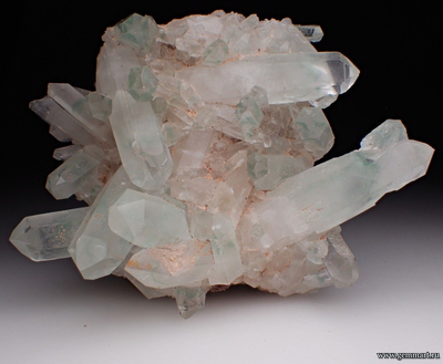 Горный хрусталь (разн. кварца) с фантомами, фуксит. 99*81*51мм