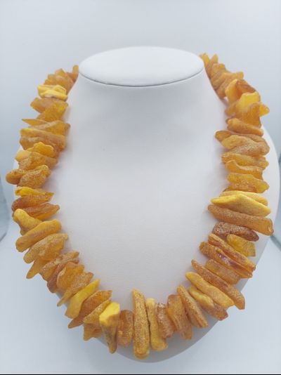 Лечебные бусы из крупного белого янтаря