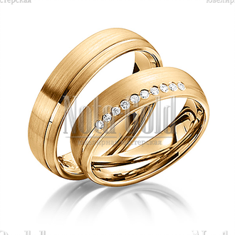 Классические обручальные кольца выпуклого профиля из желтого золота с продольной полоской бриллианто