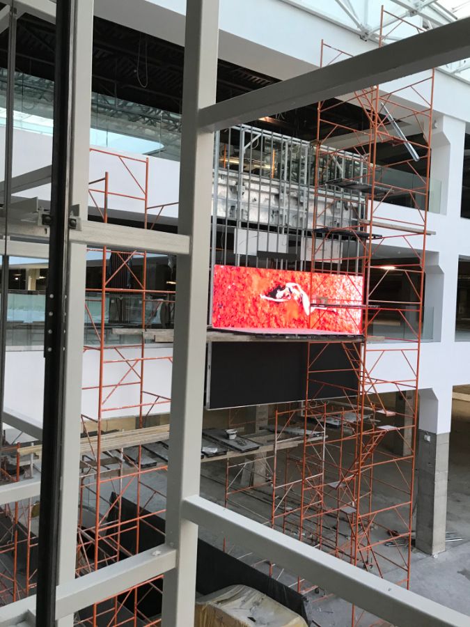 Центр мебели и интерьера "Кубатура". Монтаж led экрана 5120х7040 мм. Шаг пикселя 4 м..