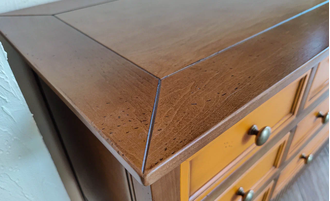 Комод с 9 ящиками на высоких ножках.