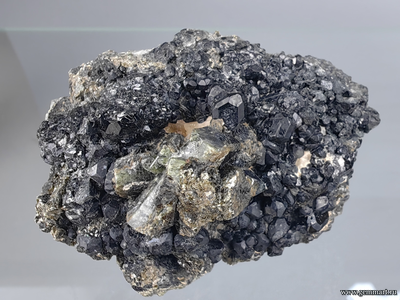 Шпинель черная, диопсид, кальцит. Россия. 65*47*32мм