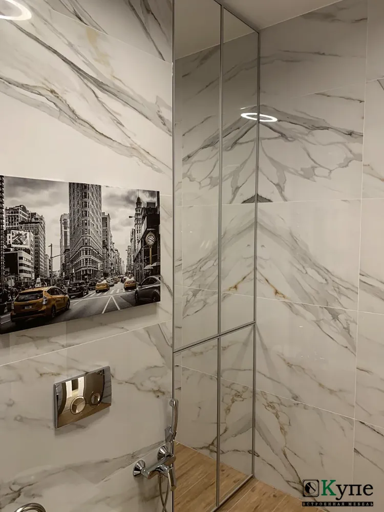 003 Шкаф в ванной.
Фасады распашные: алюминиевый профиль узкий с зеркалом