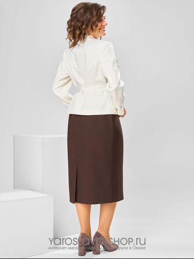Женский костюм с белым жакетом и юбкой коричневого цвета