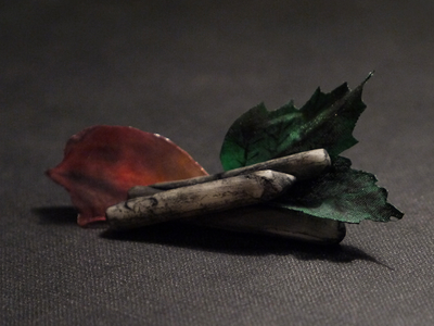 Готическая брошь с лепестками розы "Воспоминание о былых временах"