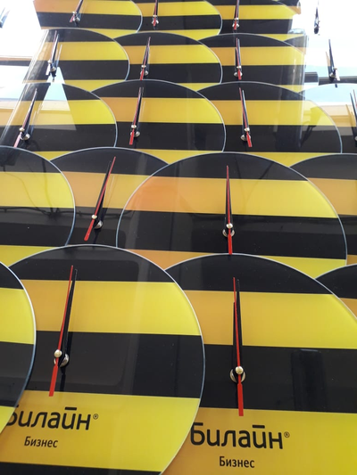 Настенные часы из стекла