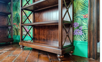 Стеллаж высокий с перекрестиями, на точеных ножках.