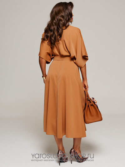 Женское платье из струящейся ткани цвета кэмел