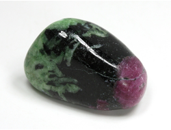 Корунд красный в цоизите, галтовка (светится в УФ), Танзания (29*19*16 мм, 16,6 г) №35185