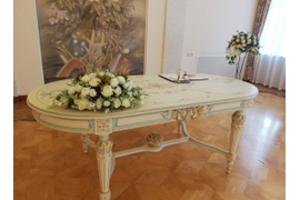 Композиция из искусственных цветов в вазе на столе. Форма вытянутая округлая. В нежных пастельных тонах №22