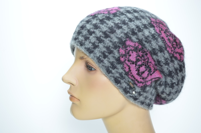 Красивый женский берет вязаный с цветами и стразами