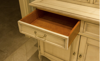 Буфет с верхней надстройкой со стеклянными дверьми.