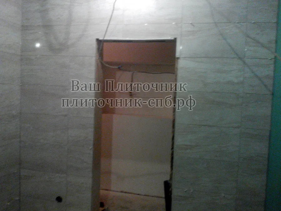 Облицовка плиткой стен и пола в ванной.