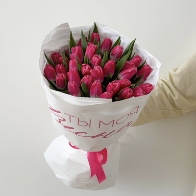 35 малиновых тюльпанов