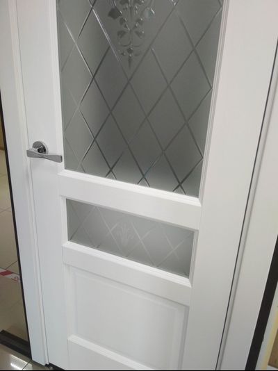 ЛАЙНДОР (УЛЬЯНОВСК)/ МОДЕЛЬ КАЛИНА-К/ НАТУРАЛЬНЫЙ ШПОН ЯСЕНЯ/ ПОЛОТНО ОСТЕКЛЕННОЕ/ ТОН 70 (ТЕКСТУРНАЯ БЕЛАЯ ЭМАЛЬ )